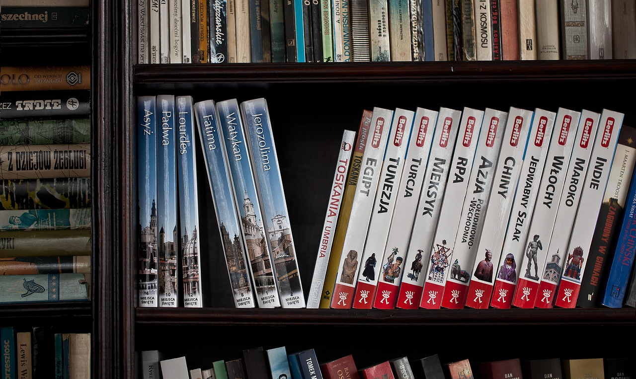 Drewniana biblioteczka: pomysły na funkcjonalną i efektowną aranżację wnętrza